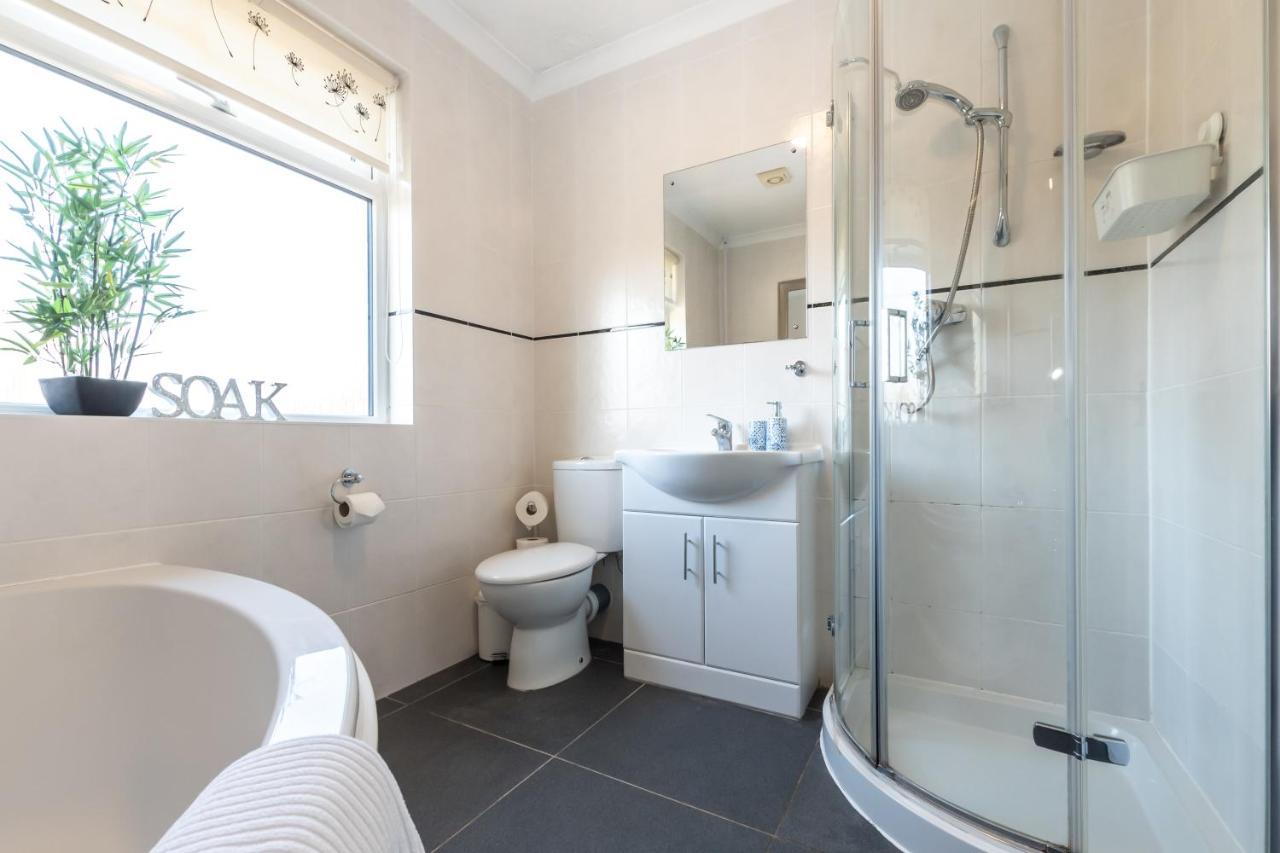 Cheerful 3-Bedroom Douglas House With Patio Southampton Esterno foto