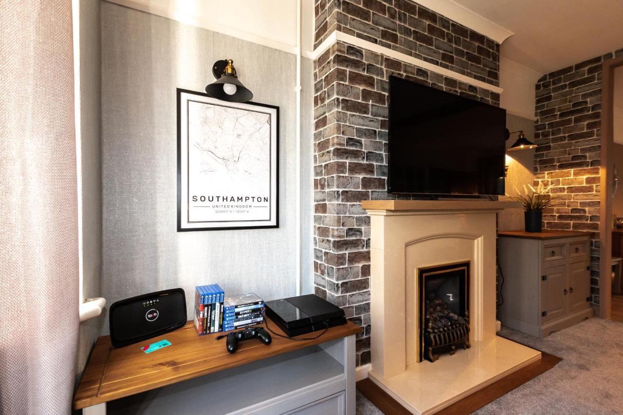 Cheerful 3-Bedroom Douglas House With Patio Southampton Esterno foto