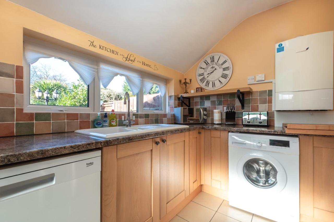 Cheerful 3-Bedroom Douglas House With Patio Southampton Esterno foto
